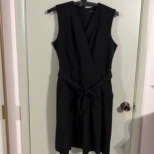 White House black market pleated V-neck dress with pockets and belt size 14